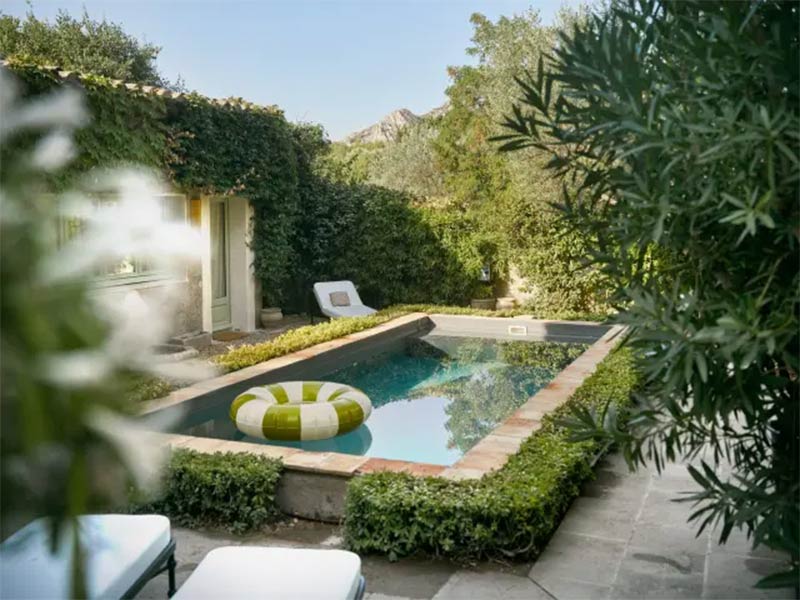 La piscine, intégrée dans le jardin La piscine, intégrée dans le jardin