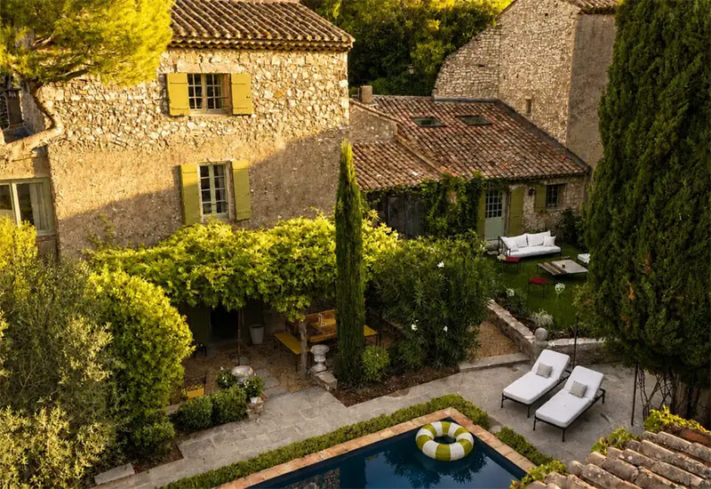 Vue extérieure de l'hôtel Pistou, une maison hôtelière du côté d'Eygalières Vue extérieure de l'hôtel Pistou, une maison hôtelière du côté d'Eygalières, entre maison de famille et hospitalité haut de gamme