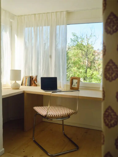 Un coin bureau, installé devant une baie d'angle Un coin bureau, installé devant une baie d'angle