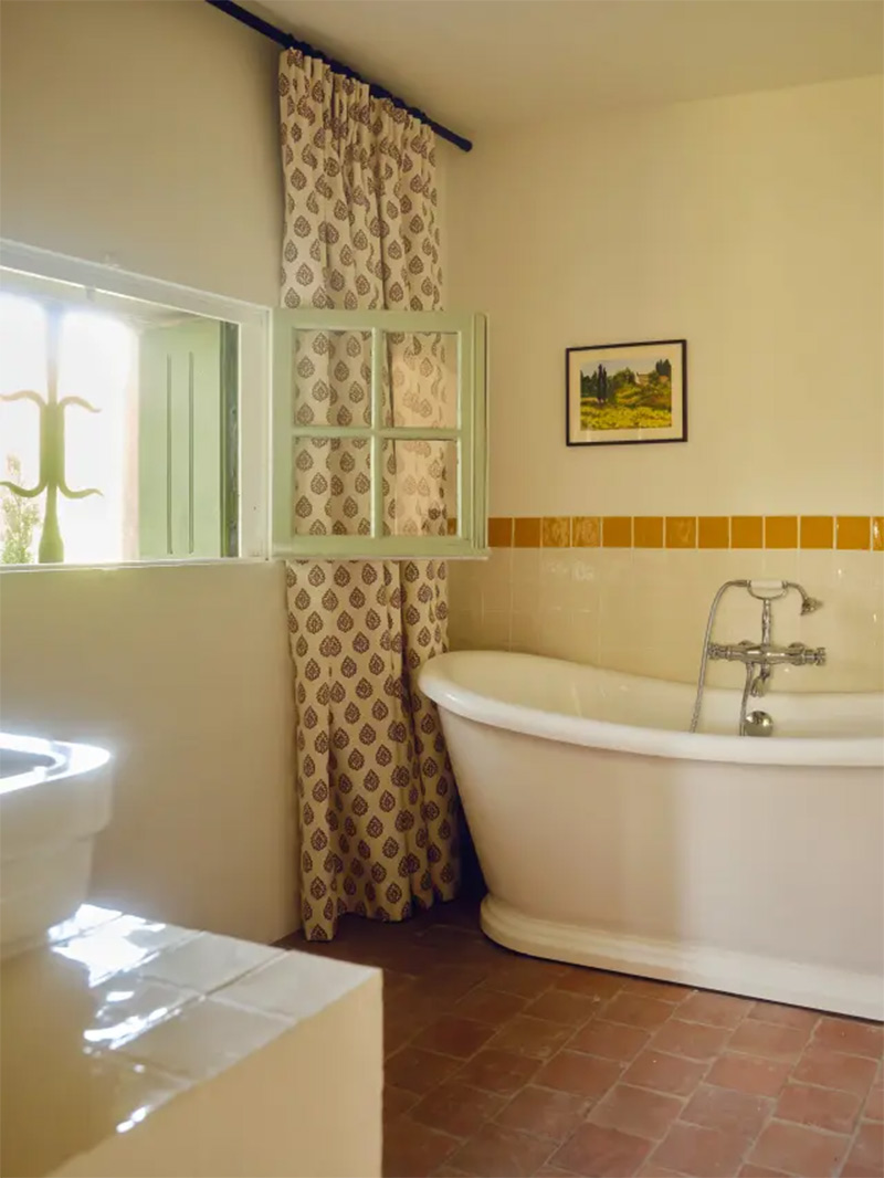 La salle de bains avec des rideaux aux motifs provençaux La salle de bains avec des rideaux aux motifs provençaux