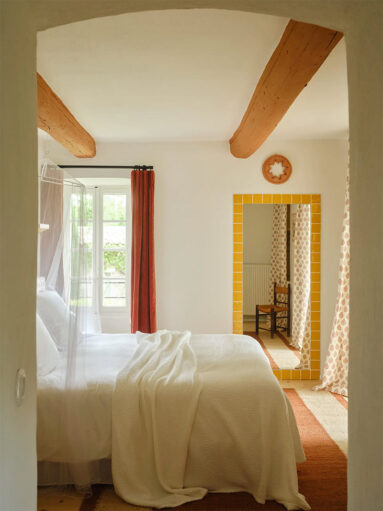 La bonne idée dans cette chambre : le cadre de porte, souligné par une frise de carreaux de faïence jaunes La bonne idée dans cette chambre : le cadre de porte, souligné par une frise de carreaux de faïence jaunes