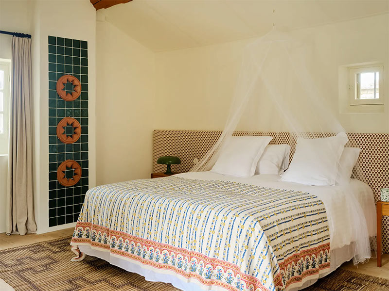 La bonne idée dans cette chambre : la bande décorative en carreaux de faïence verts La bonne idée dans cette chambre : la bande décorative en carreaux de faïence verts et le dessus de lit en indienne