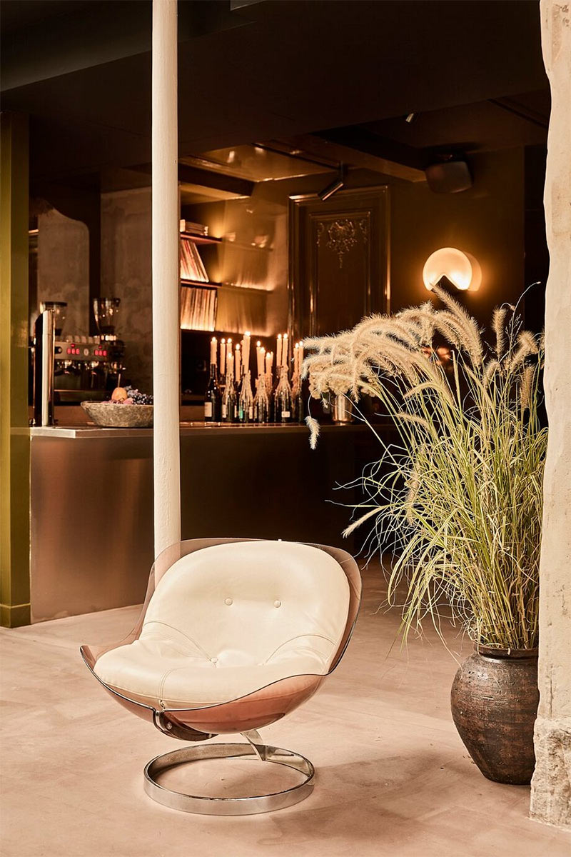 Le bar de l'hôtel Lulu, mélange d'inox brossé, murs kaki clair et touches vintage Le bar de l'hôtel Lulu, mélange d'inox brossé, murs kaki clair et touches vintage