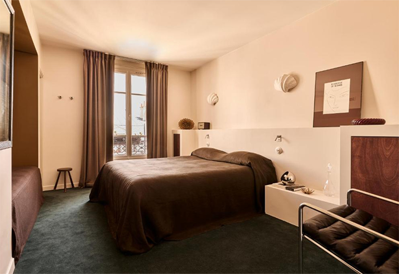 Chambre d'inspiration Riviera, revisité avec de la moquette et des tissus lourds marron Chambre d'inspiration Riviera, revisité avec de la moquette et des tissus lourds marron