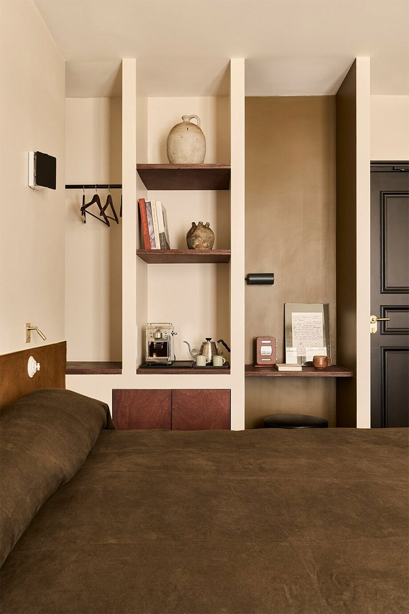 Chambre de l'Hôtel Lulu aux murs écrus avecdes étagères "maçonnées" pour un petit style méditerranéen Chambre de l'Hôtel Lulu aux murs écrus avecdes étagères "maçonnées" pour un petit style méditerranéen