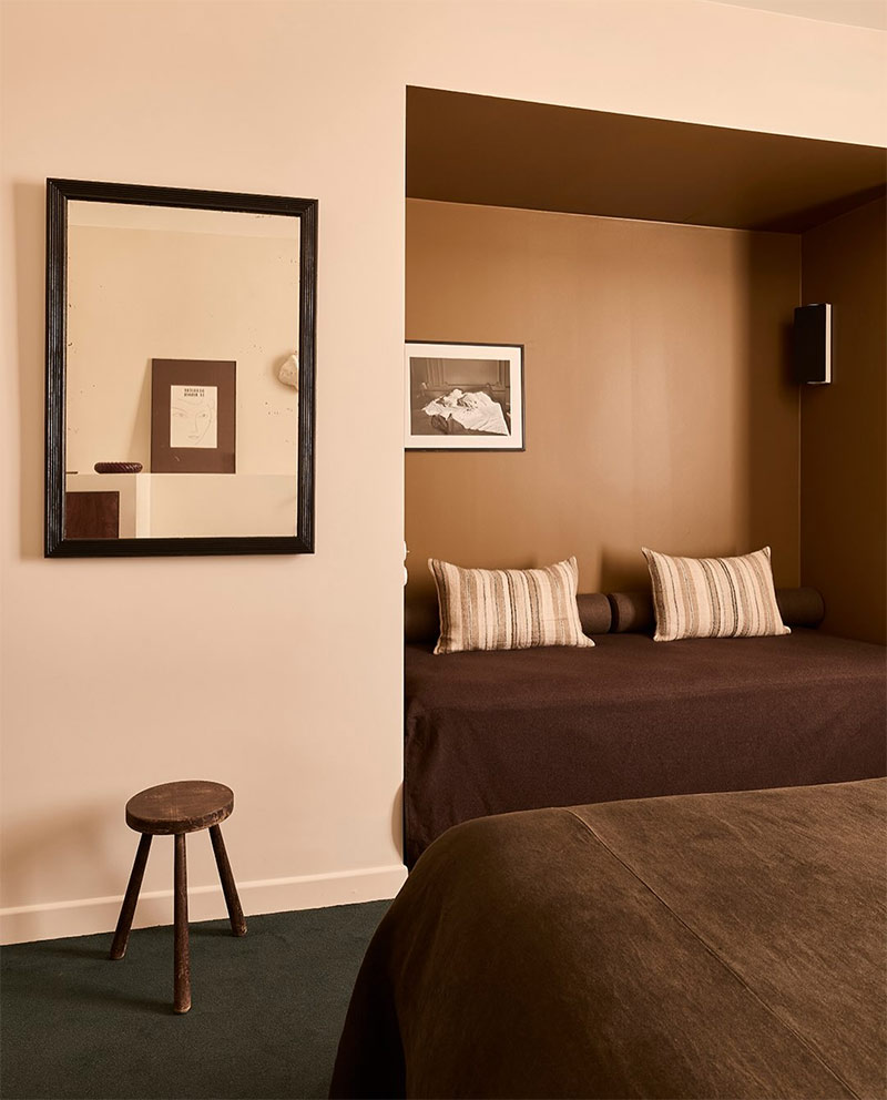 Alcôve banquette dans une des chambres, peinte dans une tonalité caramel qui adoucit le revêtement marron