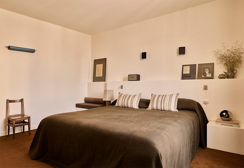 Chambre de l'Hôtel Lulu aux murs écrus avec lit douillet, couvre-lit lourd et moquette chaleureuse Chambre de l'Hôtel Lulu aux murs écrus avec lit douillet, couvre-lit lourd et moquette chaleureuse