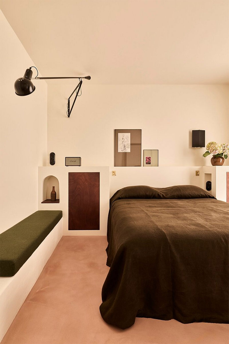Décoration de chambre feutrée style Riviera avec rideaux épais, moquette et tête de lit maçonnée Décoration de chambre feutrée style Riviera avec rideaux épais, moquette et tête de lit maçonnée