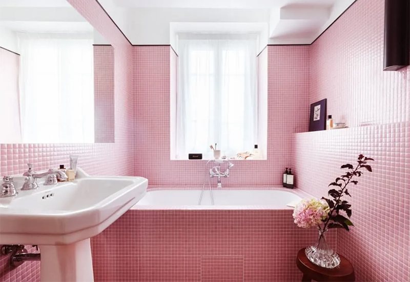 Salle de bains en mosaïque de carreaux de verre recyclés rose pastel, en mode total look Salle de bains en mosaïque de carreaux de verre recyclés rose pastel, en mode total look