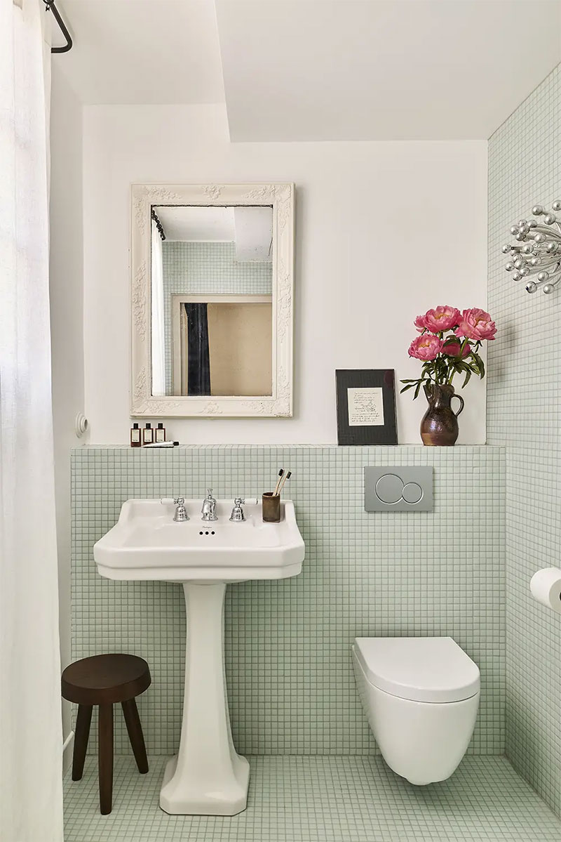 Salle de bains en mosaïque de carreaux de verre, vert d'eau pâle et lavabo Art Déco Salle de bains en mosaïque de carreaux de verre, vert d'eau pâle et lavabo Art Déco