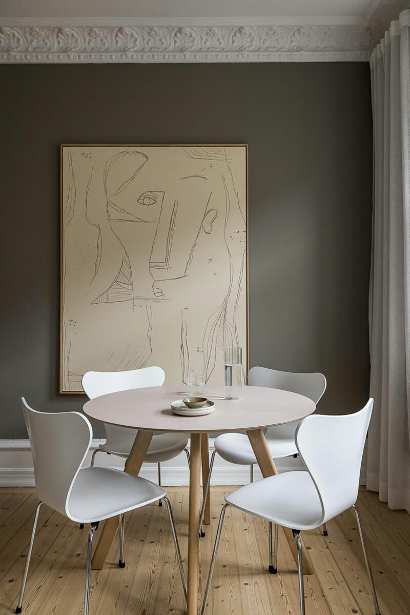 Un appartement à moulures de style contemporain à Stokholm, aux murs gris taupe Un appartement à moulures de style contemporain à Stokholm, aux murs gris taupe