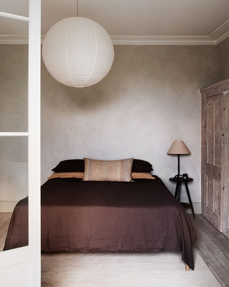 Une chambre dans les tons taupe, réveillée par un dessus-de-lit marron Une chambre dans les tons taupe, réveillée par un dessus-de-lit marron