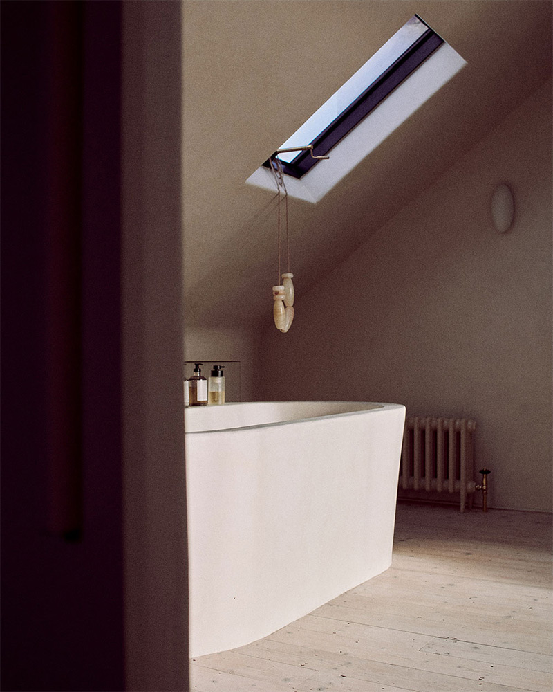 Une salle de bains design et épurée dans les tonalités de taupe par House of Grey Une salle de bains design et épurée dans les tonalités de taupe par House of Grey