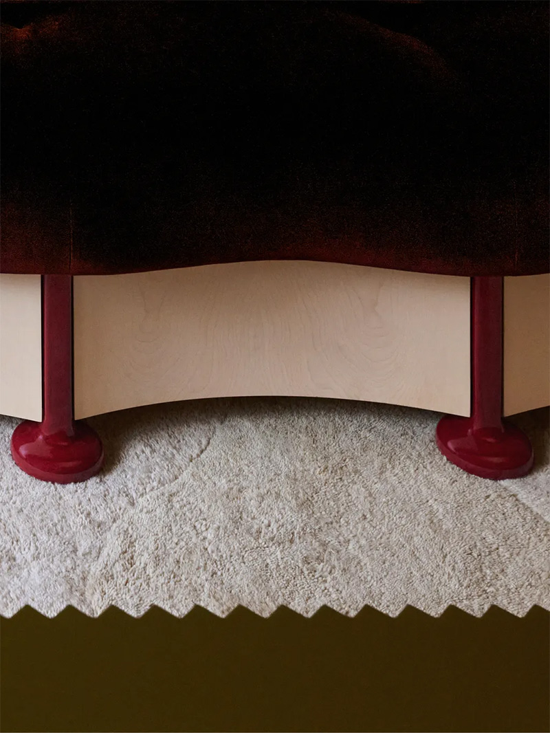 Détail du canapé THE SCHWELLEN LOUNGECHAIR Campagne Zara Home x Baisi & Guadagnino : Détail du canapé THE SCHWELLEN LOUNGECHAIR