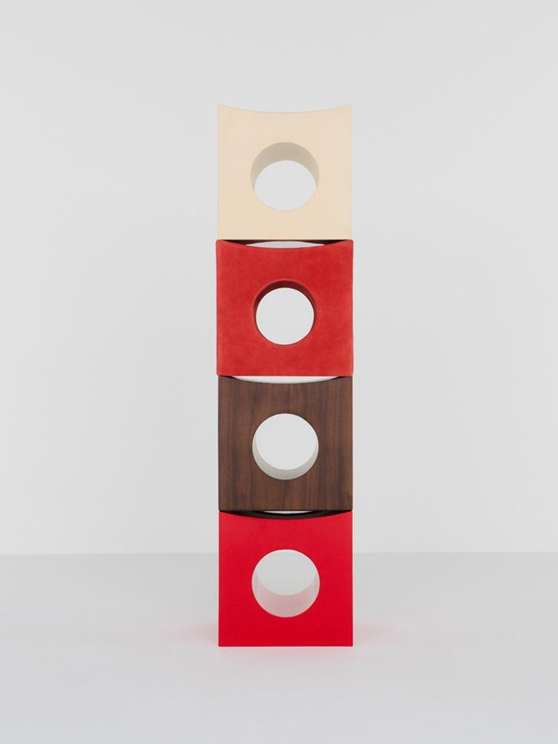 THE QUBIT STOOL, tabouret finition laquée Campagne Zara Home x Baisi & Guadagnino : THE QUBIT STOOL, tabouret finition laquée