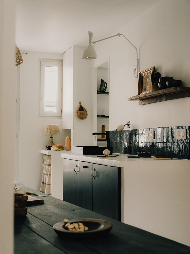 Vue de la cuisine en noir et blanc pour un style ethnique chic méditerranéen