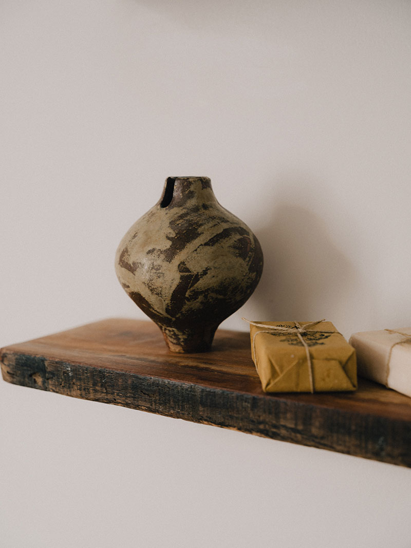 Petite étagère murale en bois pour mettre en scène une poterie artisanale