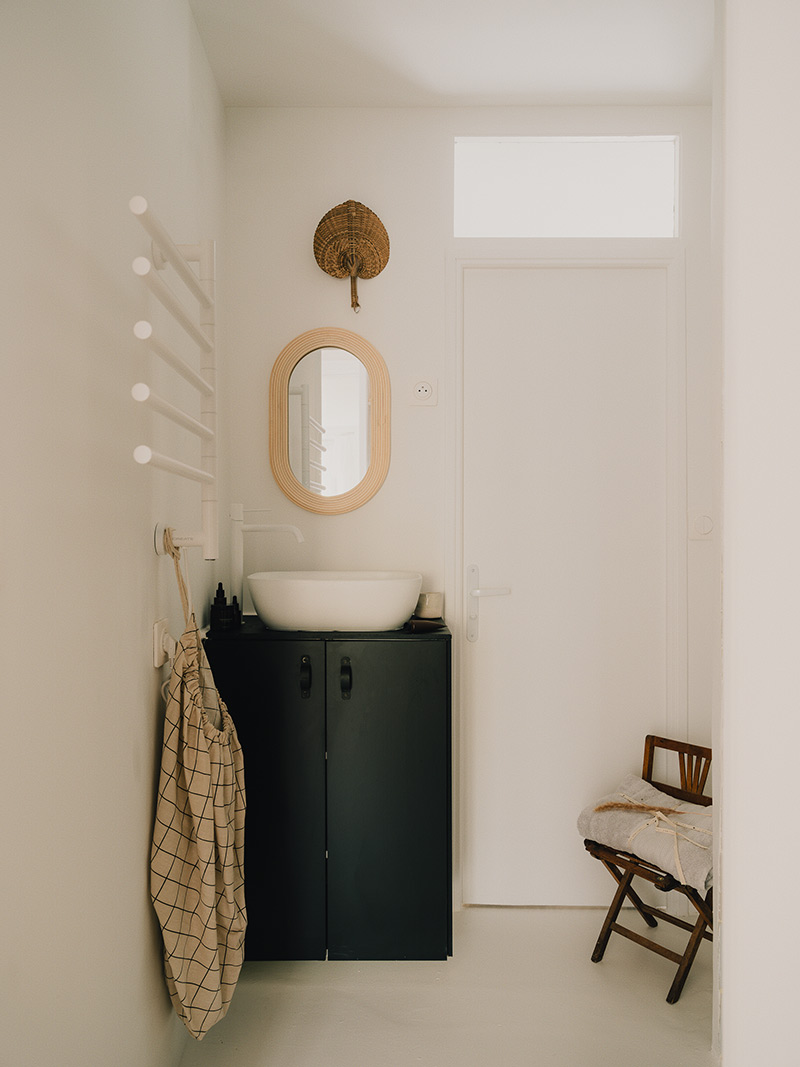 Petit coin lavabo pour la salle d'eau dans un style wabi sabi ethnique chic