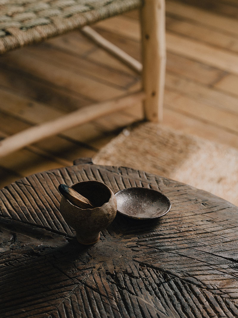 Objets chinés et fauteuil marocain pour ce salon aux accents wabi sabi