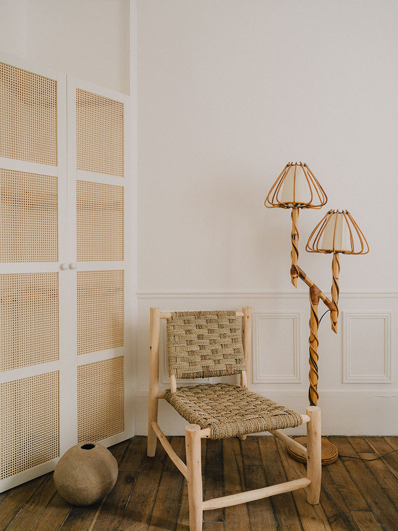 Objets chinés et fauteuil marocain pour ce salon aux accents wabi sabi